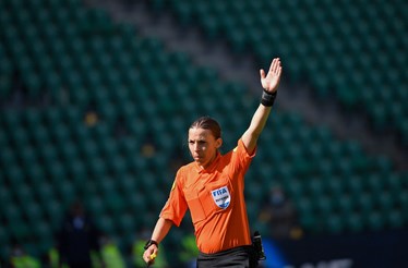 Quem é Stéphanie Frappart, a primeira mulher a arbitrar um jogo do Euro