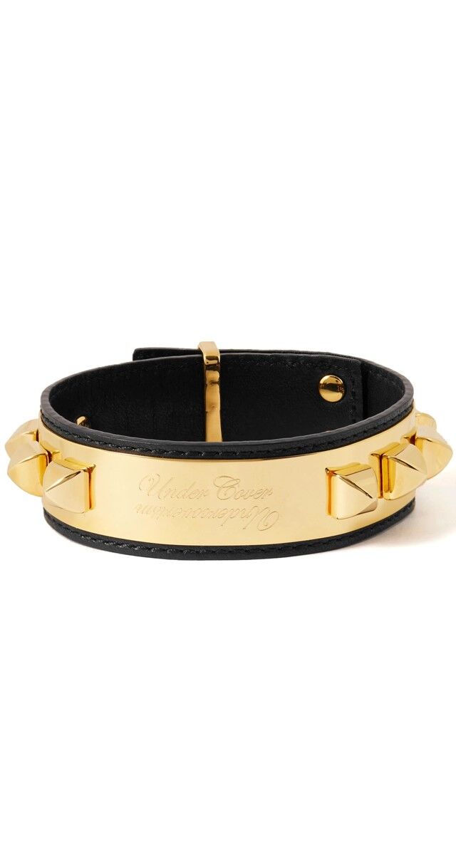 Pulseira em pele e metal, € 435, Undercover.