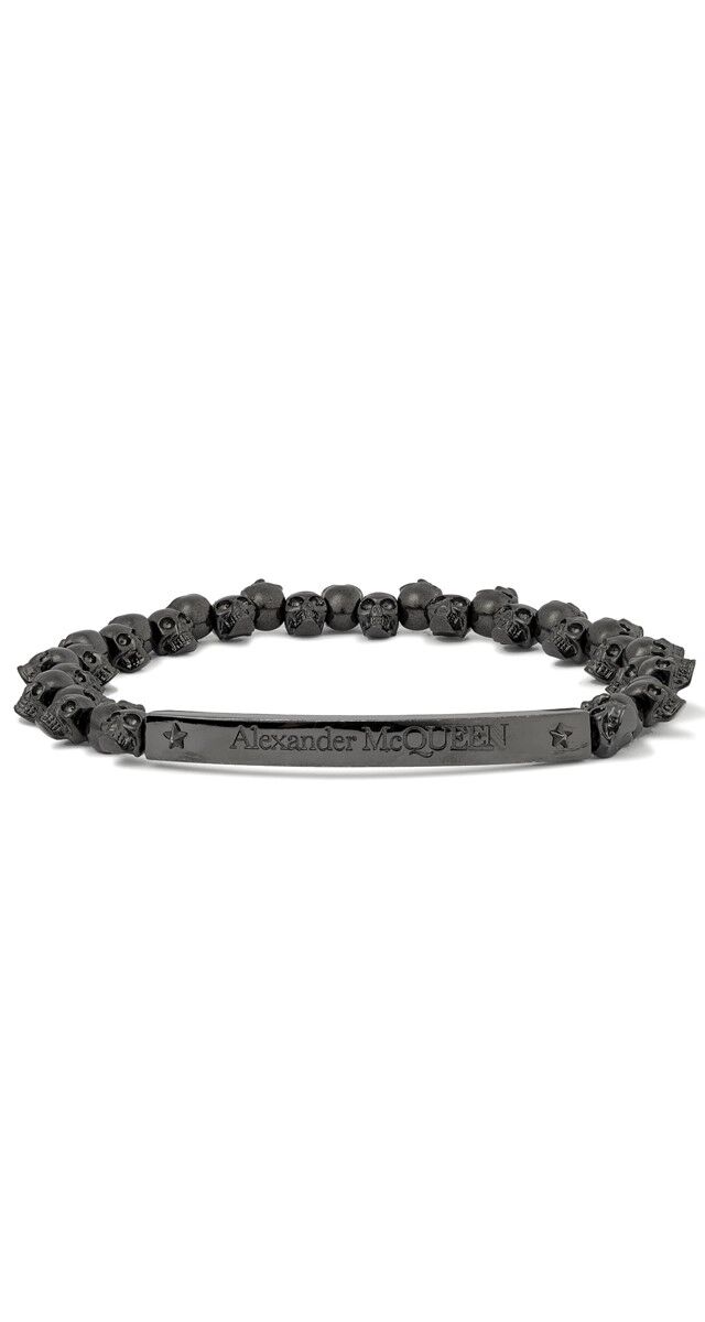 Pulseira em metal, € 390, Alexander McQueen.