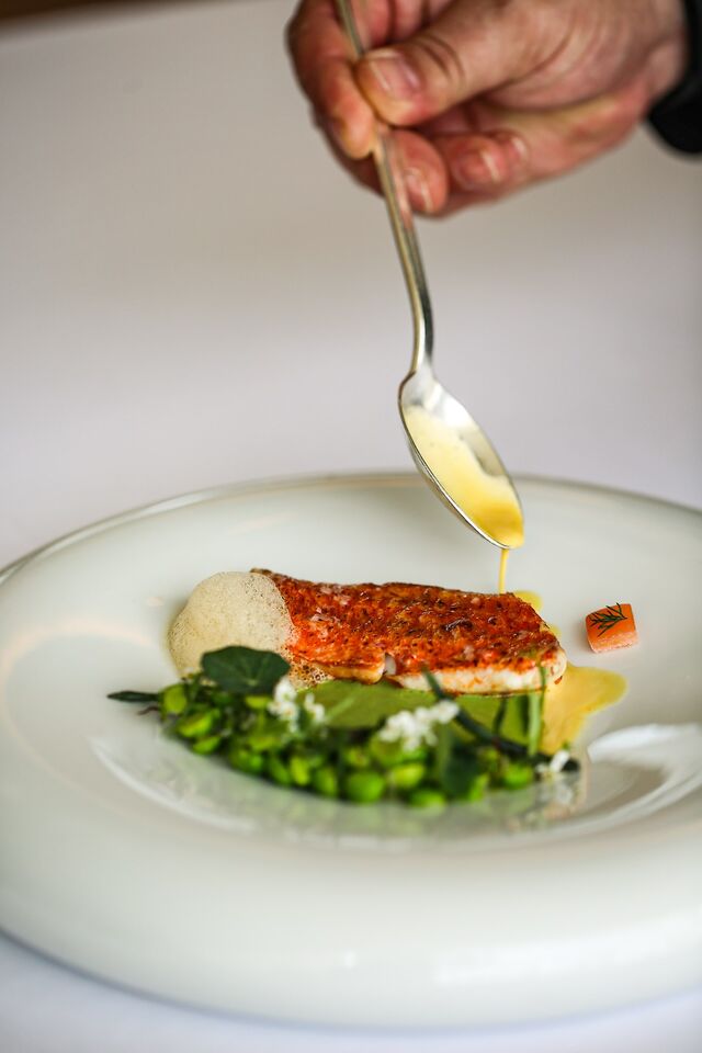 Salmonete de Moraira com ervilhas e açafrão