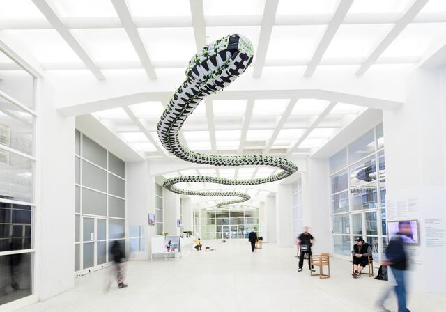 'Snake Ceiling', localizada na Galeria Nacional de Praga