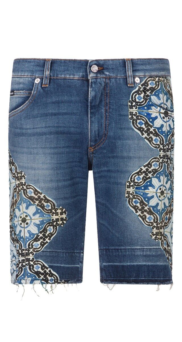 Calções com estampado Maiolica, € 645, Dolce & Gabbana.