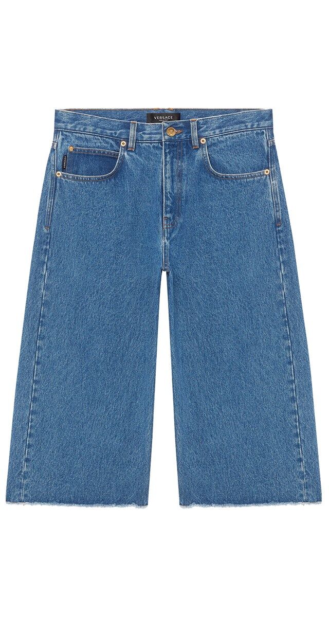 Bermudas em ganga, € 395, Versace.