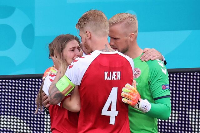UEFA EURO 2020, Sabrina Kvist companheira do jogador Christian Eriksen a receber conforto dos companheiros de equipa