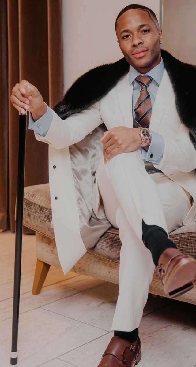 O inglês, Raheem Sterling,  é o campeão dos detalhes, apostando sempre em joias e bolsas a tiracolo ou na cintura.