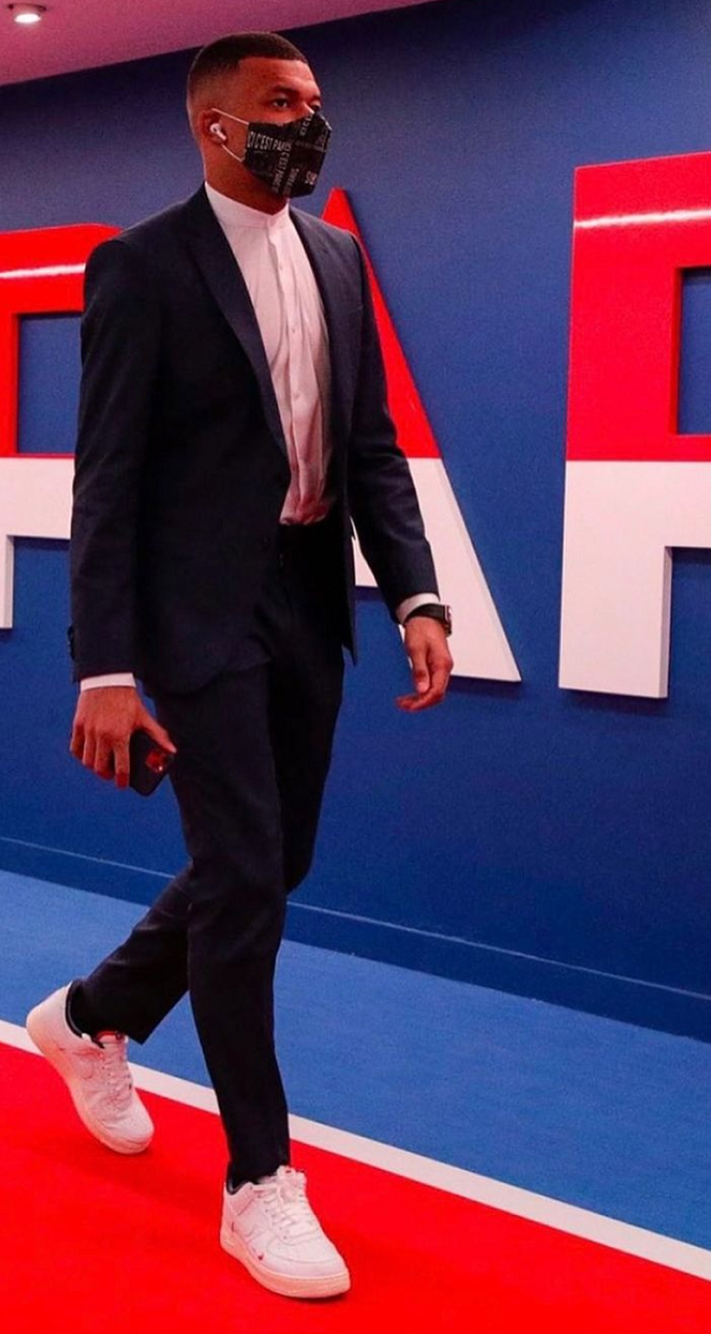 O francês, Kylian Mbappe , mistura as peças mais hype do universo da Moda com bons básicos e nunca esquece os ténis mais trendy.
