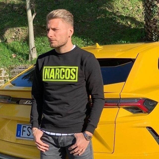 Ciro Immobile encostado ao seu carro.