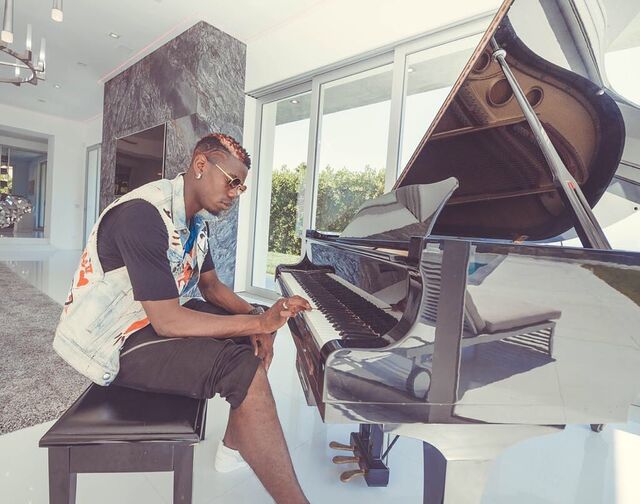 Paul Pogba a tocar piano