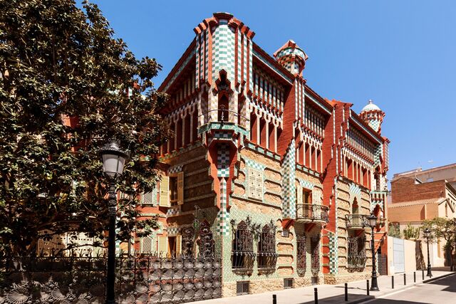 Exterior da casa-manifesto de Antoni Gaudí