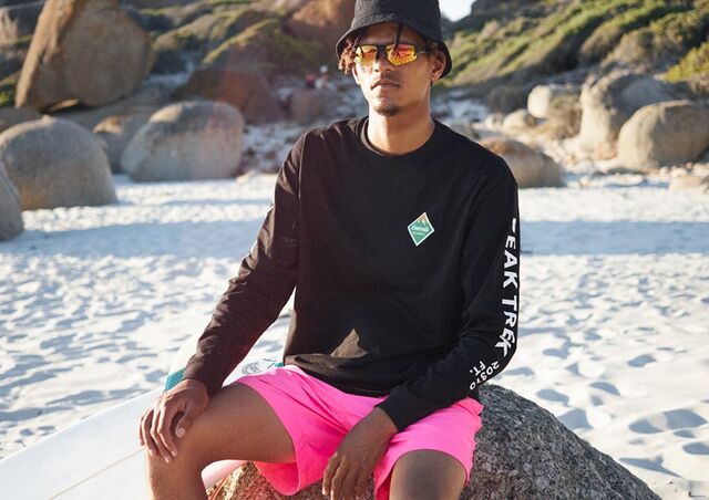 Um dos rostos da coleção de swimwear masculina sustentável