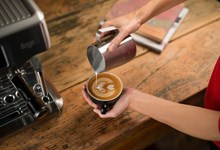 A máquina de café ideal para quem quer ser especialista em latte art