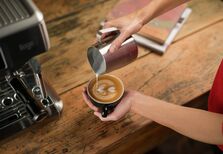 A máquina de café ideal para quem quer ser especialista em latte art