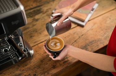 A máquina de café ideal para quem quer ser especialista em latte art