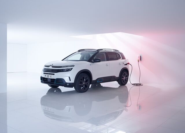 Citroën C5 Aircross Hybrid: potência 225 cv, autonomia em modo elétrico 55 km, consumo combinado 1.4 litros/100km, emissão CO2 32 g/km, preço-base € 39 017.