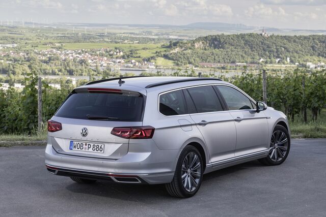 Volkswagen Passat Variant GTE: potência 218 cv, autonomia em modo elétrico 57 km, consumo combinado 1.3 litros/100km, emissão CO2 30 g/km, preço-base € 46 315.