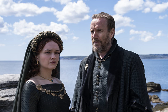 Os atores Rhys Ifans e Olivia Cooke