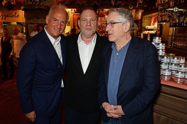 Charles Finch, Harvey Weinstein e Robert De Niro num jantar.