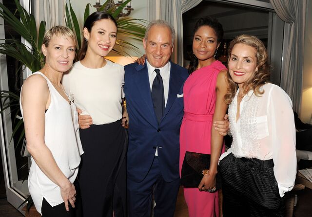Robin Wright, Olga Kurylenko, Charles Finch, Naomie Harris e Noomi Rapace num jantar.