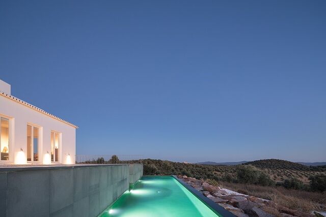 A piscina exterior do edíficio.