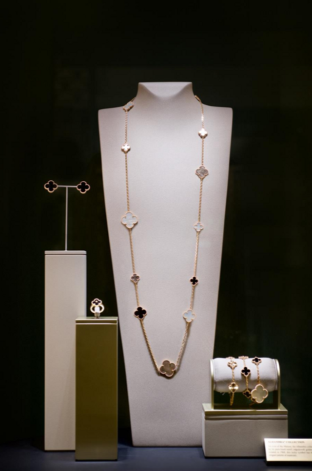 Algumas jóias da marca Van Cleef & Arpels