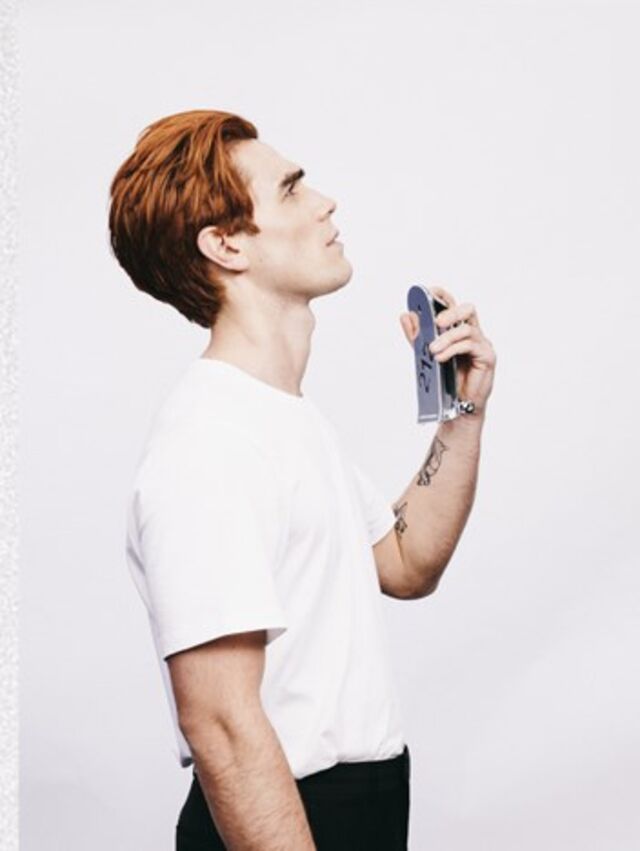 KJ Apa a usar o perfume 212 Heores de Carolina Herrera