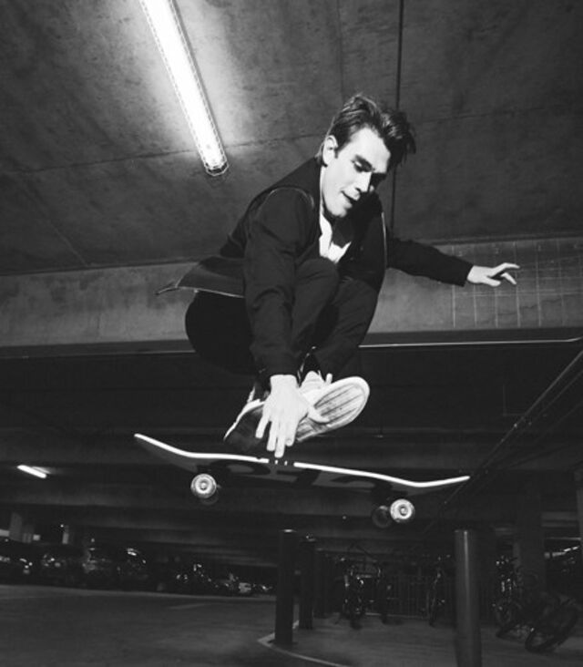 kJ Apa para a campanha do perfume 202 Heroes de Carolina Herrera