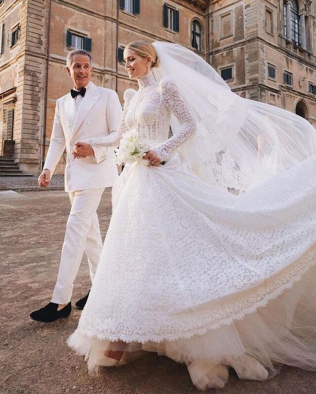 Lady Kitty Spencer em Dolce & Gabbana, com Michael Lewis.