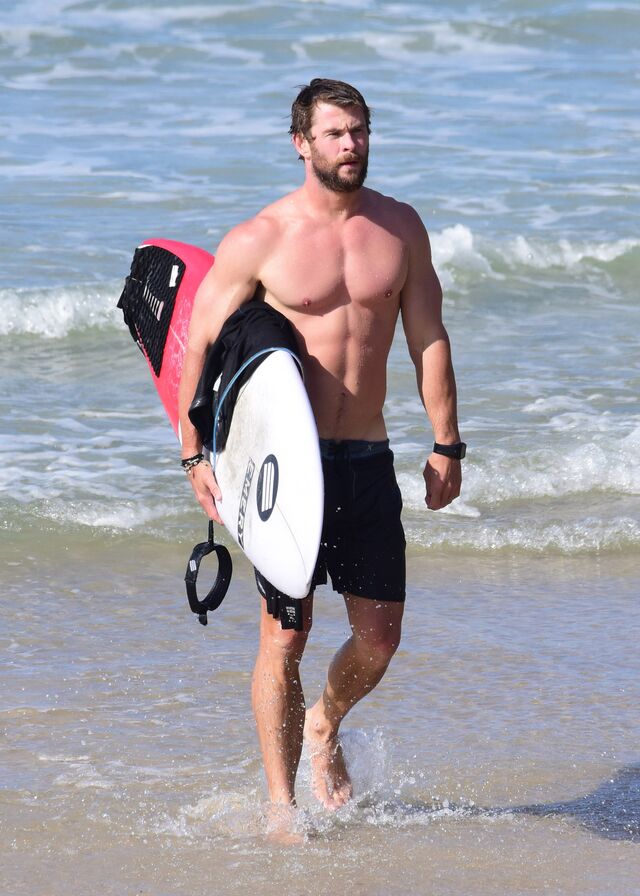 Chris Hemsworth passa férias em Byron Bay, na Austrália.