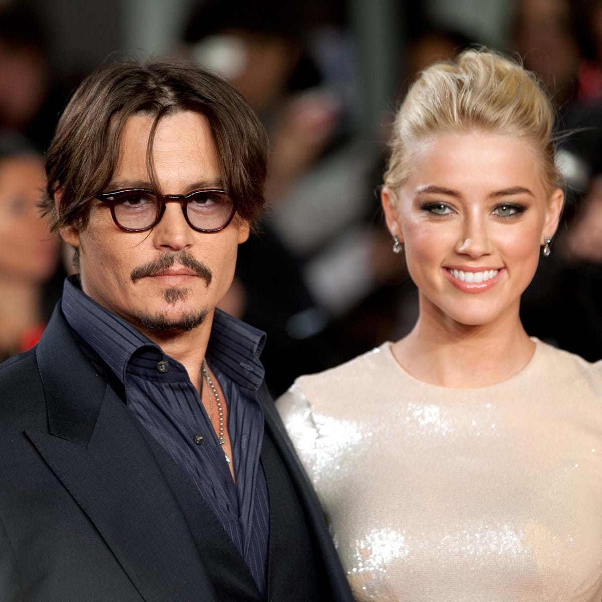 Defesa de Amber Heard lê mensagens violentas de Johnny Depp