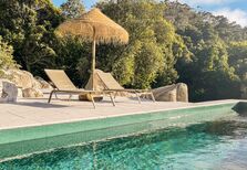 Porquê ir à praia quando pode ficar na piscina? 5 casas de férias para alugar em Portugal