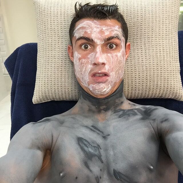 Cristiano Ronaldo partilha uma fotografia no Instagram da sua rotina de beleza