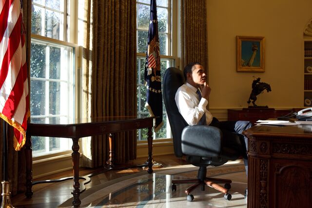 Barack Obama sentado pela primeira na Sala Oval, na Casa Branca, em 2009, no primeiro dia da sua presidência.
