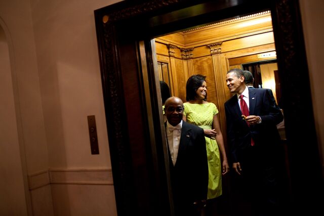 Barack e Michelle Obama no elevador para a sua residência privada, na Casa Branca, em 2009.