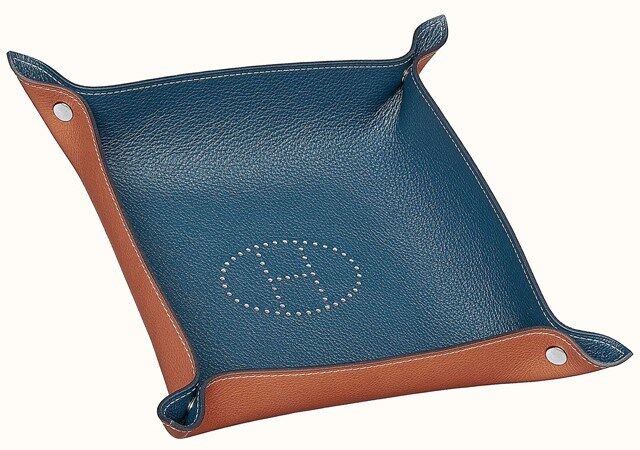 Tabuleiro em pele, €460, Hermès.