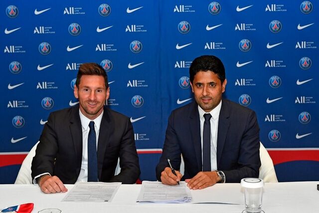 Messi com Nasser Al Khelaifi, presidente do PSG, durante a conferência do clube.