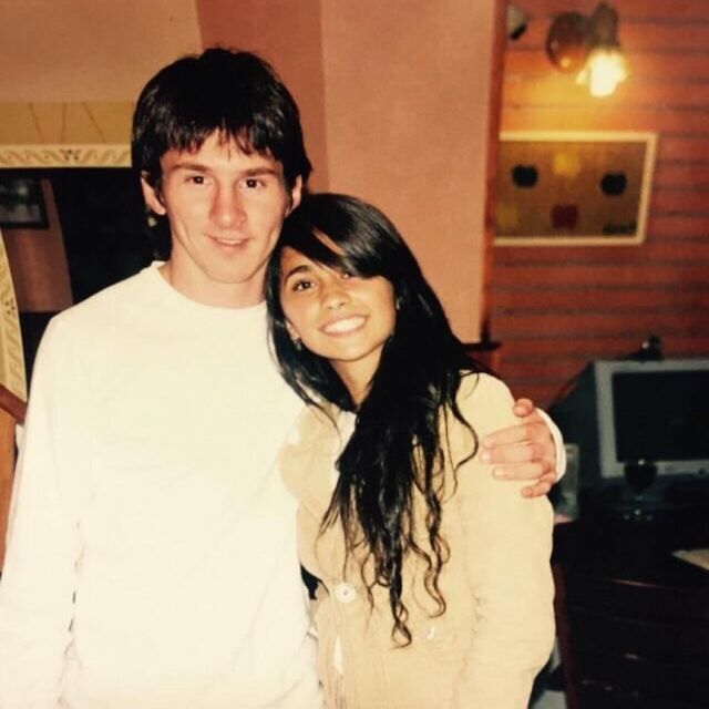 Fotografia de Messi e Roccuzzo quando eram mais jovens.
