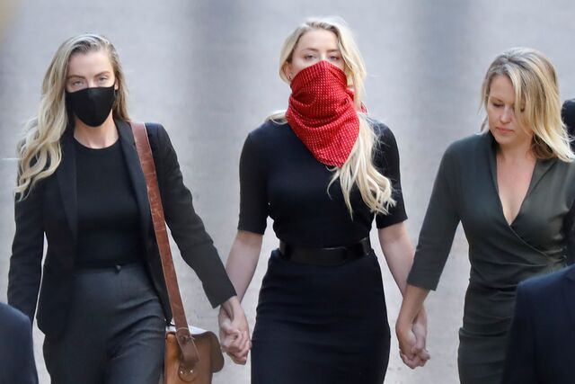 Chegada de Amber Heard, ex-mulher de Johnny Depp, ao tribunal (julho, 2020).