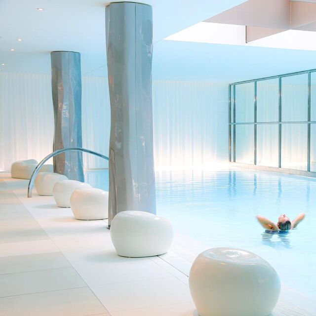 Piscina do Le Royal Monceau em Paris, França.