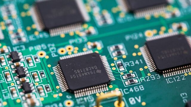 O chip é pequeno transístor feito de silício, um elemento da Tabela Periódica, que permite estabelecer e manter ligações elétricas