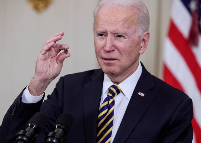Joe Biden segura um chip.