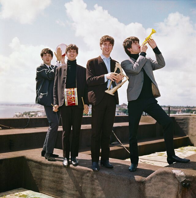 A banda The Beatles em Inglaterra (1964).