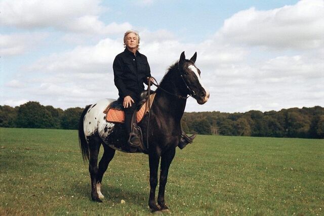 Paul McCartney numa das suas casas.