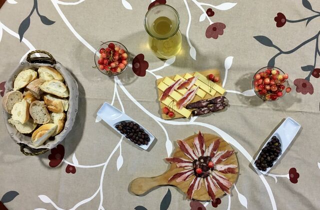 Produtos de Márcio Azevedo, proprietário de Casas da Aldeia de Cabril.