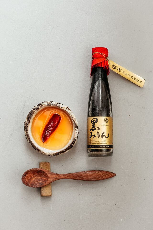 O purin é servido com mirin, um condimento essencial usado na culinária japonesa, que neste caso tem 20 anos.