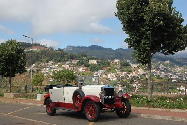 Fiat de 1928, que faz o passeio pela costa sul da ilha.