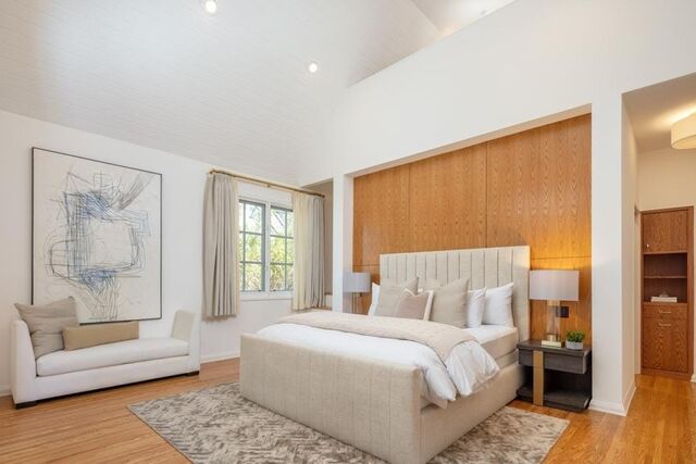Red Oak Manor, Los Angeles.