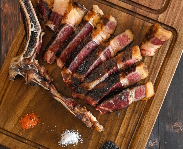 O restaurante dispõe de um menu executivo (€15) com entrada, um corte de carne selecionado pelo chef, acompanhamento, sobremesa, bebida e café
