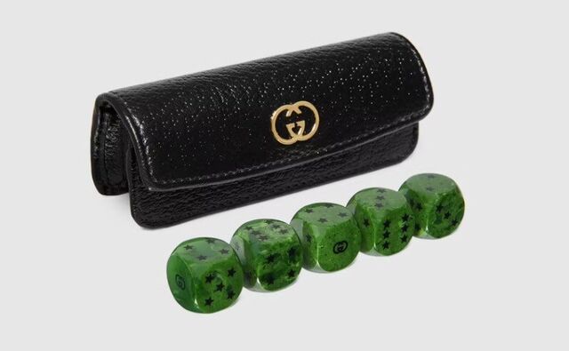 Dados com estojo, €310.