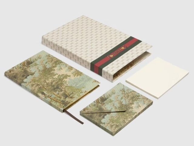 Set de papelaria (web e Horsebit print), €280.