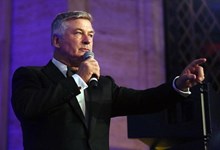 Alec Baldwin mata acidentalmente diretora de fotografia durante gravação de filme